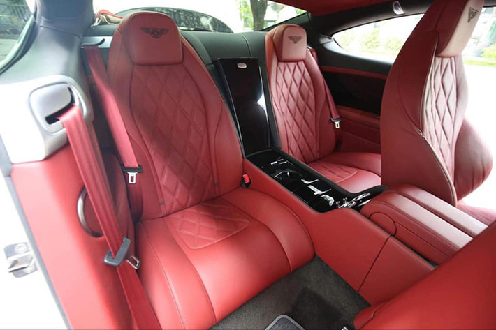 Bên cạnh sự nâng cấp ở động cơ, các kỹ sư của Bentley cũng đã có những chỉnh sửa quan trọng đối với hệ thống khung gầm, bao gồm, tinh chỉnh hệ thống treo và giảm chấn để tăng khả năng ổn định cho xe, bổ sung hệ thống tự cân bằng giúp tối ưu khả năng điều khiển xe tùy theo điều kiện đường xá. Ngoài ra, hệ thống ESC (cân bằng điện tử) cũng được thiết lập lại để kết hợp tốt với hệ thống quản lý động cơ.