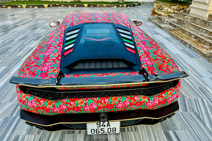 Trong khoang lái chiếc siêu xe Lamborghini Huracan LP610-4 còn được bọc lại da Alcantara màu đỏ ở ghế ngồi, thành cửa, bảng điều khiển trung tâm hay bảng táp lô. Những chi tiết này đã được người chủ cũ độ lại, và hiện vẫn giữ nguyên sau khi sang tay chủ mới.