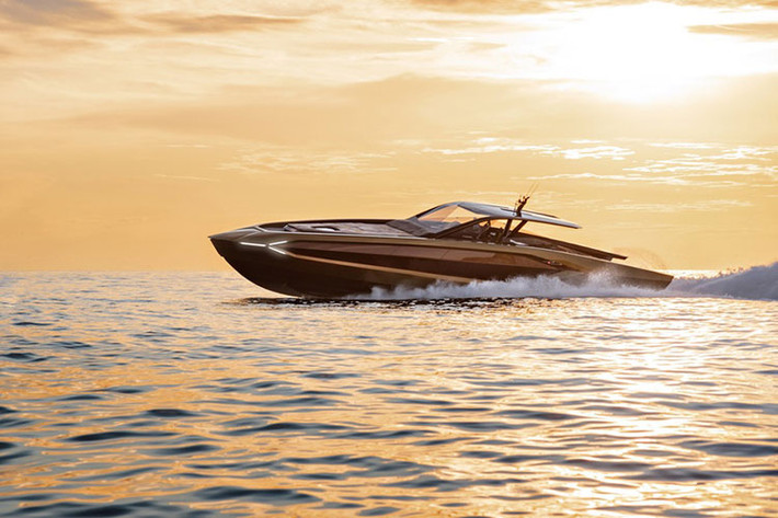 Cụ thể, du thuyền Lamborghini 63 đến từ mối quan hệ hợp tác giữa Lamborghini và công ty đóng tàu The Italian Sea Group, và như có thể thấy trong ảnh, nó lấy nguồn cảm hứng từ Sian.