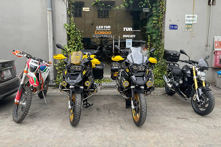 Các điểm nhấn đáng chú ý trên GS và GSA bản kỷ niệm có thể kể đến tem màu vàng cùng tem thể hiện trang bị Option 719 giúp xe được trang bị sẵn ốp bảo vệ hai đầu xylanh. Cả hai xe đều được trang bị sẵn ốp chắn tay màu vàng, yên xe một mảnh màu đen vàng ăn nhập với tổng thể xe.