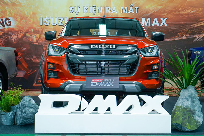 Lột xác toàn diện về thiết kế, động cơ nhưng doanh số Isuzu D-Max tại Việt Nam vẫn luôn ế. Được hãng xe Nhật gửi gắm nhiều kỳ vọng, tuy nhiên Isuzu D-Max vẫn không đủ sức hấp dẫn khách hàng so với các đối thủ trong phân khúc. Tháng 11/2021, doanh số bán mẫu bán tải này đạt 8 xe, thấp hơn nhiều so với mức 38 xe bán ra tháng 10 vừa qua.
