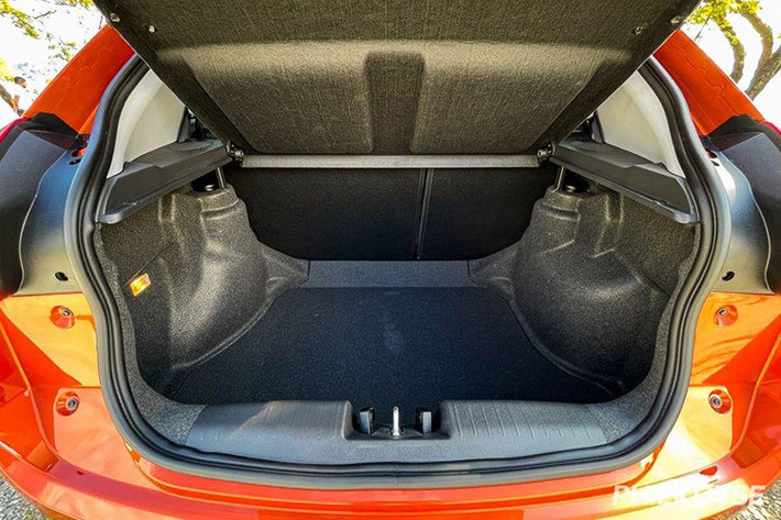 Mẫu SUV cỡ nhỏ nhà Chery được trang bị bộ mâm phay xước kích thước 17 inch. Phía sau, dải trang trí mạ chrome sơn đen nối liền với cụm đèn hậu hình chữ C giúp tăng hiệu ứng thị giác.