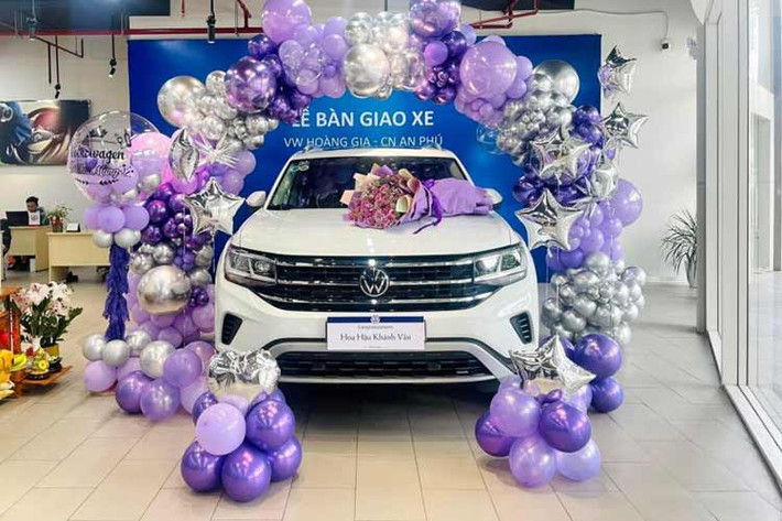 Hiện giá xe Volkswagen Teramont đang bán ra chính hãng với mức niêm yết là 2,499 tỷ đồng. Khách hàng mua xe trong tháng 11 này đang được hỗ trợ 100% phí trước bạ tương đương 250 triệu và tặng Thẻ đặc quyền dịch vụ trị giá 50 triệu.