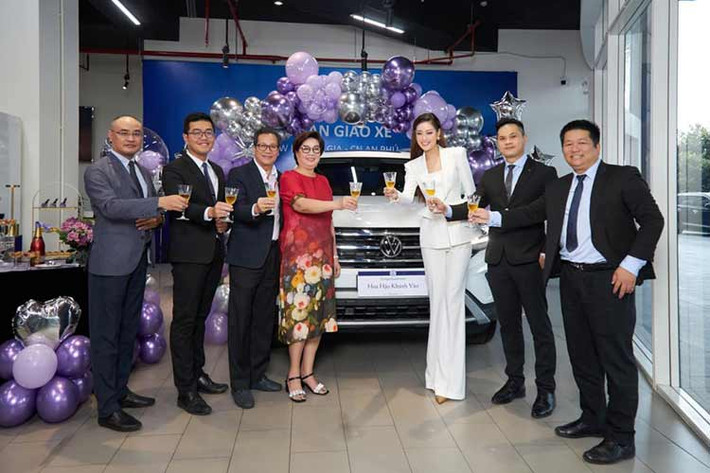 Trong một vài video được chia sẻ trên mạng xã hội, người đẹp sinh năm 1995 mong muốn mua một chiếc xe thật rộng rãi, có thể chở được nhiều người và nhiều đồ để thuận tiện cho công việc và Volkswagen Teramont đã lọt vào mắt xanh của nàng hậu này.