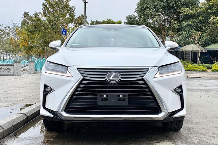 Về ngoại hình, Lexus RX350 đời 2016 sở hữu kích thước tổng thể Dài, Rộng, Cao lần lượt 4.890 x 1.895 x 1.690 (mm) và chiều dài cơ sở đạt 2.790 (mm). Xe vẫn sở hữu lưới tản nhiệt "Spindle Grille" đặc trưng Lexus thời điểm đó, cụm đèn pha dạng hình hộp bình hành Full-LED gồm 03 bóng đèn pha LED bố trí liền kề nhau, phía dưới là đèn tín hiệu.