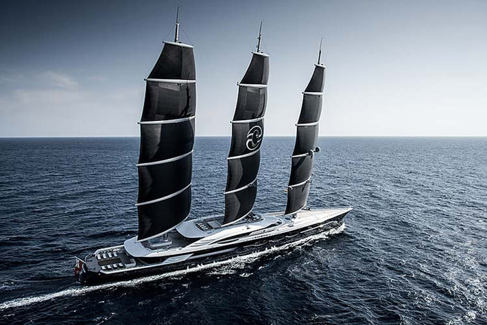 Black Pearl hoàn toàn mới là một trong những con thuyền cánh buồm lớn nhất trên thế giới, nhưng nó lại không hoạt động chỉ bằng cánh buồm như thời xưa. Nó thực tế được phân loại là một du thuyền gắn mô tơ kèm cánh buồm hỗ trợ.