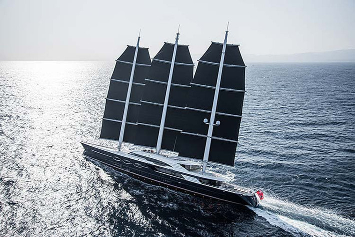Điểm ấn tượng hơn nữa là Black Pearl mang tính thân thiện môi trường. Nó có một hệ thống thu hồi nhiệt thải ra, và có thể sử dụng hệ thống chân vịt làm tua-bin sản sinh điện năng cho các hệ thống trên tàu. Nó cũng có một hệ thống đẩy hybrid, vậy nên khi không chạy bằng sức gió, nó có thể chạy với tốc độ lên tới 17,5 hải lý (32,4 km/h) bằng một cặp động cơ dầu MTU 12V2000M72 và hai mô tơ đẩy điện 400 kW.