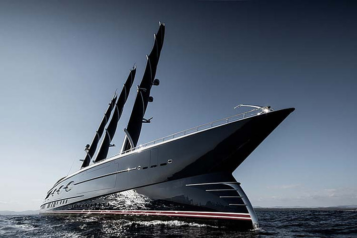 Công ty đóng tàu Oceanco đã cung cấp cho đội ngũ thiết kế một khung du thuyền 98 mét mà họ đã từng chế tạo trước đây. Các nhà thiết kế, bao gồm Dykstra Naval Architects, Ken Freivokh, Nuvolari Lenard, BMT Nigel Gee và Gerard P. Villate, đã biến khung cơ bản đó trở nên lớn hơn, sử dụng nó để tạo nên tàu Black Pearl dài 106,7 mét.