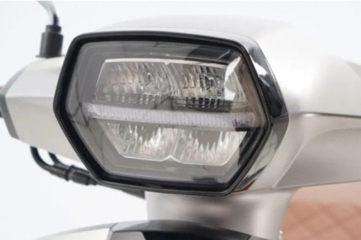 Yiying Salina 150 của Trung Quốc sử dụng đèn pha đa giác, đèn hậu kiểu lưới tản nhiệt, đèn báo rẽ trước sau dạng dải. Toàn bộ hệ thống đèn đều sử dụng công nghệ LED hiện đại và có hiệu ứng chiếu sáng nổi bật.