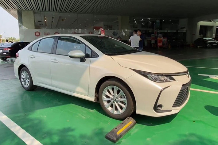 Toyota Corolla Altis là mẫu xe đã quá quen thuộc ở thị trường ôtô Việt Nam trong phân khúc sedan hạng C. Tuy nhiên, Toyota Corolla Altis tại Việt Nam ngày càng mất dần vị thế trước các đối thủ Mazda 3, Kia Cerato hay Hyundai Elantra… bởi quá chậm cải tiến.