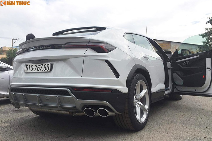 Với thiết kế hoàn toàn mới, siêu SUV Urus cũng là chiếc Lamborghini được trang bị nhiều công nghệ giải trí hiện đại nhất như kết nối Apple CarPlay và Android Auto, loa Bang & Olufsen với công suất 1.700 W. Màn hình hiển thị head-up, giao diện dành cho điện thoại thông minh Lamborghini hay 2 màn hình thông minh giải trí cho hàng ghế sau.