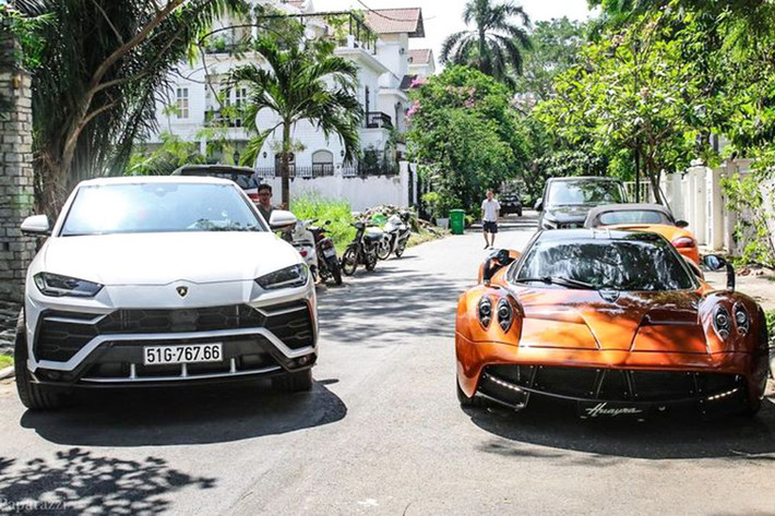 Lực hãm của khối động cơ V8 trên Lamborghini Urus đến từ cặp phanh bằng carbon-ceramic có kích thước 440 mm ở phía trước và 370 mm ở phía sau. Urus chính là chiếc xe có hệ thống phanh đĩa lớn nhất thế giới tính đến thời điểm hiện nay. Mức giá xe Lamborghini Urus tại Việt Nam bán ra chính hãng hay nhập khẩu sẽ không dưới 20 tỷ đồng.