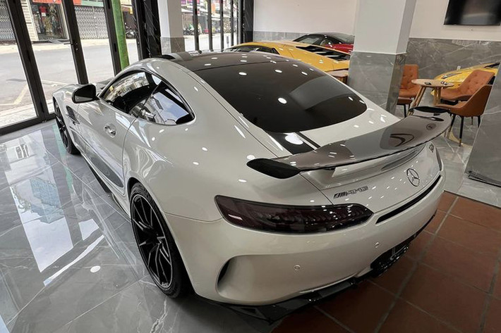 Được biết, chiếc Mercedes-AMG GT R của Đặng Lê Nguyên Vũ mua lại được nhập khẩu chính hãng, như vậy, cả 3 xe Mercedes-AMG GT R chính hãng doanh nhân này đã gom sạch, xe đầu tiên từng thuộc sở hữu của Cường Đô la màu xám nhám Designo Magno Selenite Grey, xe thứ 2 ông mua chính hãng màu sơn xanh lá AMG Green Hell Magno.