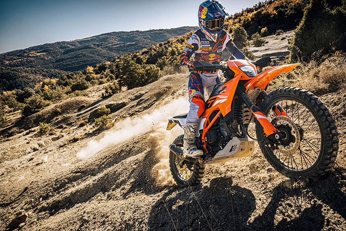 Về thiết kế, mẫu xe cào cào KTM 390 Enduro R gần như giống hệt với 390 Adventure, chỉ khác là bỏ phần ốp đầu (fairing), sử dụng cụm đèn pha LED đặt dọc và cụm đồng hồ TFT 5 inch lớn hơn.