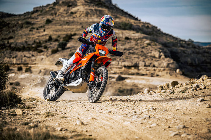 Các trang bị khác trên KTM 390 Enduro R vẫn bao gồm bánh nan hoa 21 inch phía trước và 18 inch phía sau, đi kèm lốp dual-sport kiểu gai khối.