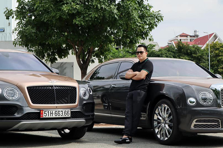 Cách đây hơn 1 năm, doanh nhân quận 12 đã tậu chiếc SUV siêu sang Bentley Bentayga V8 phiên bản kỷ niệm 100 năm này theo diện chính hãng. Nhưng đến tận bây giờ xe mới được cho đăng ký "chứng minh nhân dân". Như vậy, trong tháng 7 này, doanh nhân quận 12 đã đón liên tiếp 2 tin vui khi McLaren Senna của mình mang biển số Campuchia đã có mặt tại Việt Nam và chiếc Bentley Bentayga V8 cũng đã có biển số.