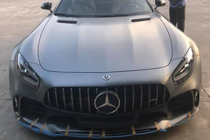 Giá xe Mercedes-AMG GT R độc nhất vô nhị tại Việt Nam ước tính sau khi lăn bánh tại TP HCM sẽ vào khoảng hơn 21 tỷ đồng. Còn tại thị trường nước ngoài, siêu xe Mercedes-AMG GT R có giá bán khởi điểm 162.900 đô la, tương đương 3,78 tỷ đồng.
