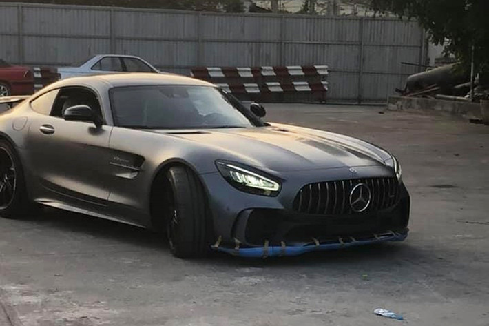 Sự có mặt của siêu xe Mercedes-AMG GT R sẽ giúp cho bộ sưu tập xe Mercedes-AMG GT tại Việt Nam trở nên đa dạng và ấn tượng hơn rất nhiều. Trước đó, các đại gia Việt đã mua Mercedes-AMG GT Roadster, Mercedes-AMG GT S hay Mercedes-AMG GT S Edition One.
