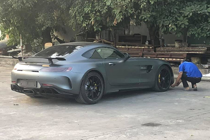Một nâng cấp quan trọng khác của Mercedes-AMG GT R nằm ở hệ thống lái bánh sau. Hệ thống này giúp Mercedes-AMG GT R vận hành linh hoạt hơn khi ôm cua. Cụ thể, hệ thống này sẽ cho phép 2 bánh trước xoay theo chiều ngược nhau ở vận tốc lên đến 100 km/h. Khi xe chạy ở vận tốc cao hơn 100 km/h, hai bánh trước sẽ xoay cùng chiều nhau để tăng độ ổn định.