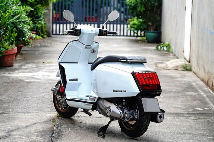 Trang bị an toàn của xe với phanh đĩa đơn trên cả hai bánh, tích hợp hệ thống ABS. Lambretta X300 sử dụng giảm xóc lò xo đôi phía trước, khác biệt với dạng giảm xóc đơn đặt lệch thường thấy trên Vespa.