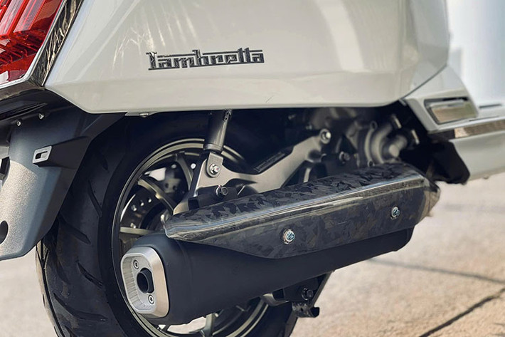 Cung cấp sức mạnh cho Lambretta X300 là khối động cơ 275 cc, làm mát bằng dung dịch, cho công suất 25,1 mã lực và mô-men xoắn 24,5 Nm. Xe sử dụng hộp số vô cấp CVT.