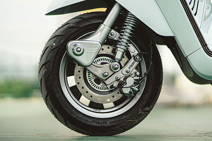 Tương tự các mẫu xe Vespa cao cấp, bình xăng của Lambretta X300 đặt dưới yên và có thể mở bằng hệ thống khóa thông minh. Trọng lượng xe ở mức khoảng 160 kg.
