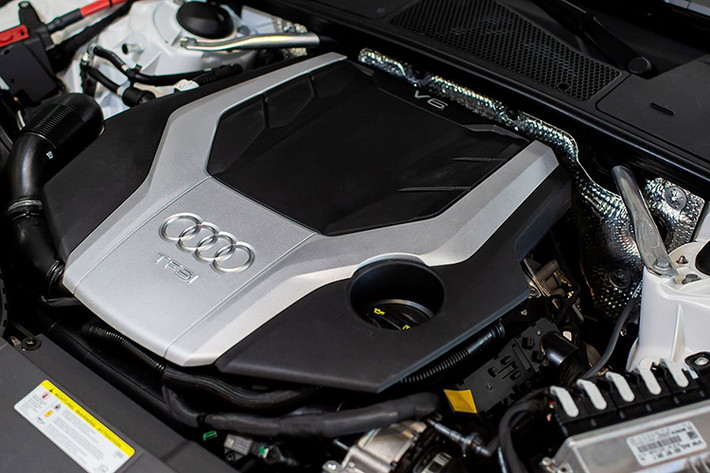 Người lái có thể tuỳ chọn nhiều chế độ lái từ Audi drive select gia tăng thêm nhiều sự thoải mái và năng động. Hệ thống đánh lái tiên tiến được kết hợp với hệ dẫn động bốn bánh toàn thời gian quattro, hỗ trợ đỗ xe cùng camera 360. Audi A7 Sportback kết hợp hệ thống mild hybrid mới sử dụng hệ thống điện 48V để đạt được hiệu suất lớn hơn và sự thoải mái tốt hơn.