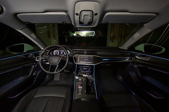 Bước cách tân lớn nhất chính là nội thất trong xe, bên trong của Audi A7 Sportback mới mang xu hướng không gian của tương lai. Các lựa chọn màu sắc, vật liệu, ốp trang trí và ánh sáng nội thất được lựa chọn kỹ càng đem đến một không gian nội thất cao cấp cho khách hàng.