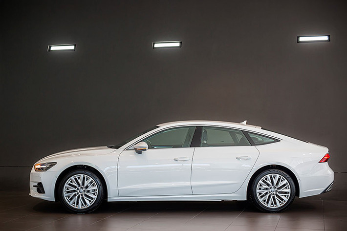 Kế thừa thế hệ đầu tiên năm 2010 được khen ngợi nhờ thiết kế coupe độc đáo, Audi A7 Sportback 2020 mới mang đến một diện mạo hiện đại mạnh mẽ hơn. Với chiều dài xấp xỉ 5 m, với 4.969 mm và chiều rộng 1,91 m, A7 mới tự hào với trục cơ sở dài 2.926 mm giúp gia tăng không gian khu để chân hàng ghế sau thêm 20 mm.