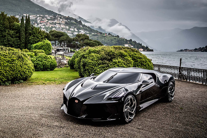 Với cái mác giá 12,5 triệu USD và giá bán 18,7 triệu USD sau thuế, Bugatti La Voiture Noire chính thức là mẫu xe mới đắt giá nhất trên đời. Nó đươc coi là một phiên bản hiện đại của chiếc Type 57 SC Atlantic của chính ông Jean Bugatti, và vẫn sử dụng cùng khối động cơ W16 giống của Chiron. Nó có tới 6 đầu ống xả, bộ la-zăng kiểu mới, tấm ốp mặt trước dữ tợn, và một huy hiệu phát sáng cỡ lớn ở phía sau.