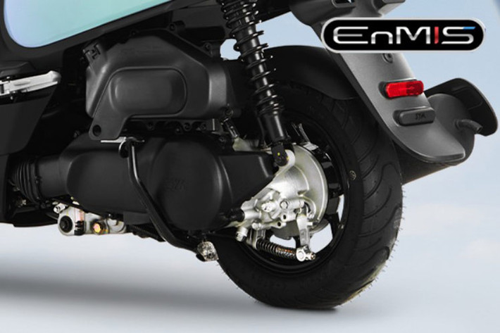 Về sức mạnh, SYM Priti 125 được trang bị khối động cơ xy lanh đơn dung tích xy lanh 125cc. Khối động cơ này sản sinh công suất tối đa là 7,1 kW/ 7000 vòng/ phút và mômen xoắn cực đại là 10,4 Nm/ 5500 vòng/ phút.