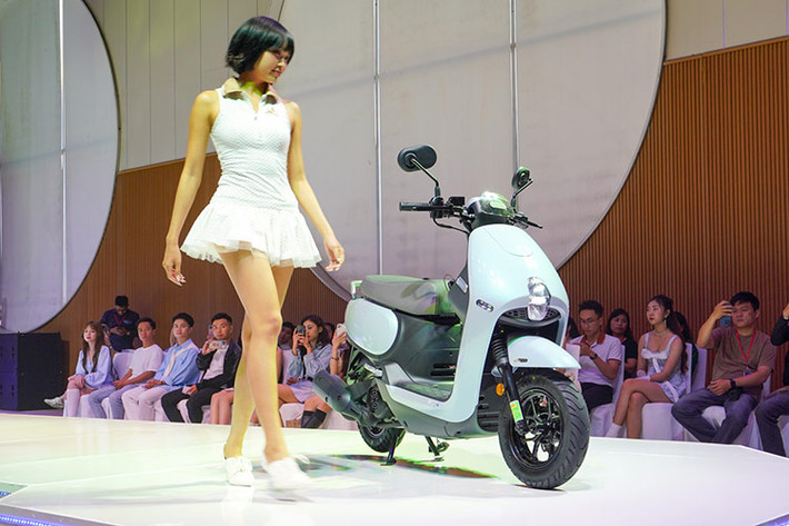 SYM Priti 125 tại Việt Nam là mẫu xe tay ga mang lối thiết kế khác biệt so với phần lớn các mẫu tay ga đang bán ra trên thị trường. Xe có kích thước tổng thể 1780 x 630 x 1060 mm, nhỏ hơn hẳn so với các dòng xe tay ga thông thường trên thị trường (đơn cử Honda Vision có kích thước là 1.925mm x 686mm x 1.126mm).