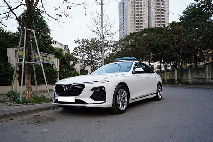 Với mức giá khá cao này, Lux A2.0 tiếp tục cạnh tranh với các dòng sedan như Toyota Camry (1,029 đến 1,235 tỷ), Honda Accord (1,319 đến 1,329 tỷ) hay Mercedes C180 chuẩn bị ra mắt với giá dự kiến hơn 1,3 tỷ đồng tại thị trường Việt Nam.