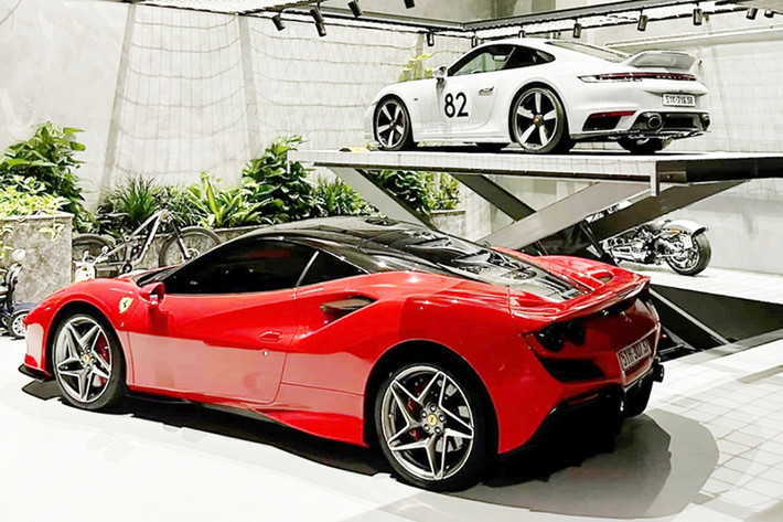 Ferrari F8 Tributo được trang bị động cơ tăng áp kép V8 3,9 lít mạnh mẽ nhất mà Ferrari từng sản xuất. Thực tế nó vẫn là loại dùng trên 488 GTB nhưng đã được cải tiến rất nhiều để F8 Tributo có tới 710 mã lực và mô-men xoắn cực đại 770Nm. Xe chỉ cần 2,9 giây để chạy nước rút từ 0 - 100 km/h, 7,8 giây để tăng tốc từ 0 - 200 km/h, trước khi cán tốc độ tối đa 340 km/h.