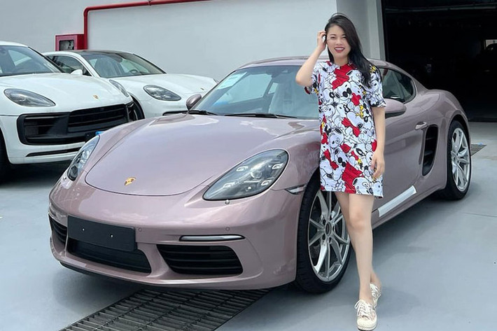 Hằng "túi" được biết đến là 1 trong những tay chơi xe cũng như kinh doanh bất động sản ấn tượng. Cô gái sinh năm 1987 đã trải qua 2 cuộc hôn nhân và đang có 5 con ruột cũng như 1 con nuôi tỏ ra khá chịu chơi khi hết khoe bất động sản, check-in sân golf lại còn nhiều đồ hiệu và mới đây nhất là màn đi nhận chiếc xe thể thao Porsche 718 Cayman đời mới.