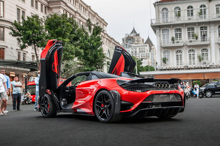Mức giá xe McLaren 765LT Spider khi mới được đưa về Việt Nam theo chính hãng hé lộ là từ 29,3 tỷ đồng, đây là mức giá chưa bao gồm các tùy chọn thêm của khách hàng và tất nhiên là chưa tính chi phí lăn bánh cho xe.