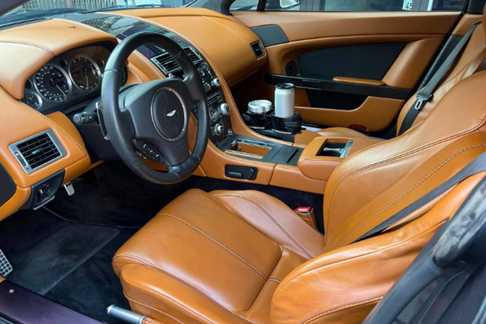 Phiên bản Roadster này sở hữu cầu hình mui trần của mẫu Vantage Coupe (mui cứng) với phần mui xe có thể đóng/mở bằng điện trong khoảng 18 giây. Khoang cabin của xe có nhiều chi tiết được bọc da màu nâu kết hợp cùng một số điểm nhấn màu đen như: vô-lăng, bảng điều khiển trung tâm, táp-pi, dây an toàn…