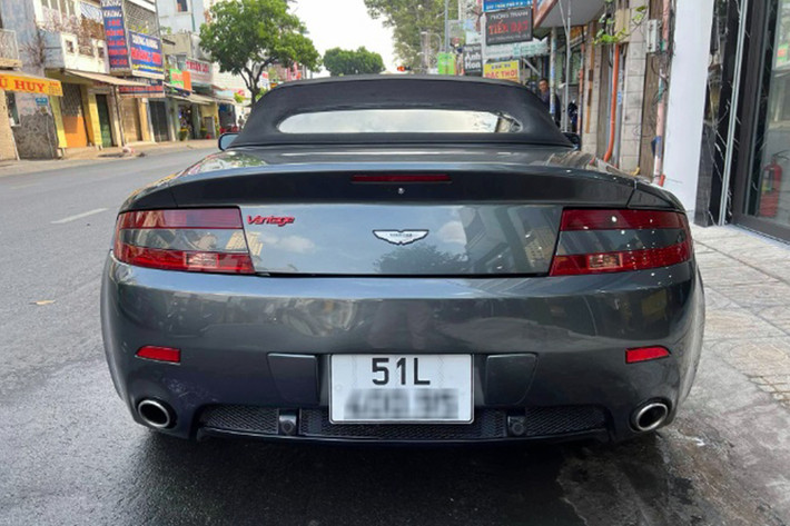 Xe được trang bị bộ mâm 5 chấu kép kích thước 20 inch màu xám, đi cùng cùm phanh màu đỏ nổi bật. Ở phía sau, xe có hệ thống ống xả kép không quá phô trương nhưng đủ để tăng cường sự thể thao cho xe.