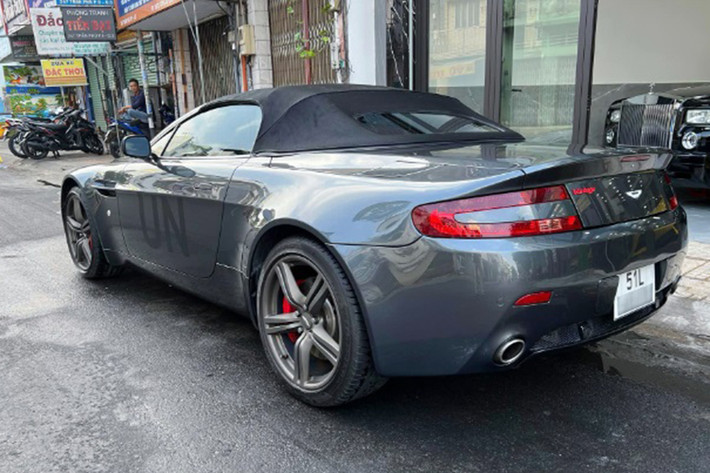 Về ngoại hình, chiếc Aston Martin V8 Vantage của Đặng Lê Nguyên Vũ sở hữu ngoại thất màu xám lông chuột độc đáo "hao hao" với phong cách của những chiếc Aston Martin trong "bom tấn" Điệp viên 007 James Bond.