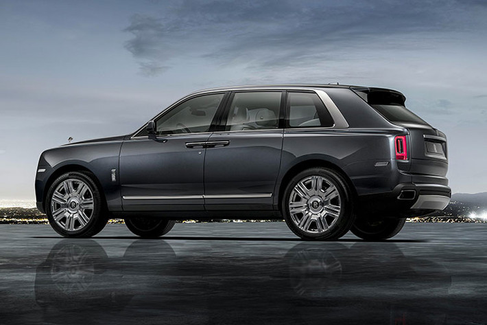 Tại thị trường Mỹ, mẫu xe SUV siêu sang Cullinan khi mới ra mắt được chào bán với mức giá từ 325.000 USD (tương đương khoảng 7,39 tỷ đồng), tất nhiên con số này chưa bao gồm các tuỳ chọn xa xỉ khác.