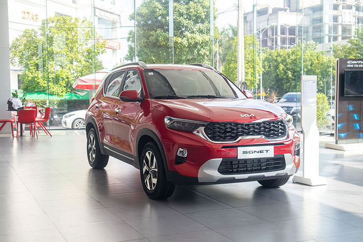 Với 960 xe được bán ra, Kia Sonet tiếp tục đứng ở vị trí thứ 6 trong danh sách Top 10 xe bán chạy nhất tháng. Tính từ đầu năm, tổng số lượng xe Kia Sonet bán ra là 4.436 xe. Kia Sonet được ra mắt vào cuối năm 2021 và từ đó đã đạt được nhiều thành công. Hiện nay, Sonet được lắp ráp trong nước và có 4 phiên bản, bao gồm 1 bản số sàn và 3 bản số tự động.