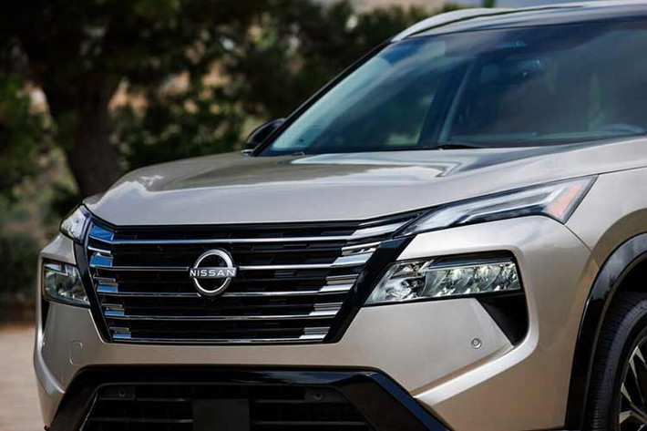 Nằm chính giữa lưới tản nhiệt là logo mới của thương hiệu Nissan. Hệ thống đèn 2 tầng của xe vẫn giữ nguyên như phiên bản cũ. Tiếp theo đó là cản trước mới với hốc gió trung tâm tích hợp đèn sương mù và hộp hình vuông chứa radar nhằm phục vụ các tính năng trợ lái nâng cao ADAS của xe.