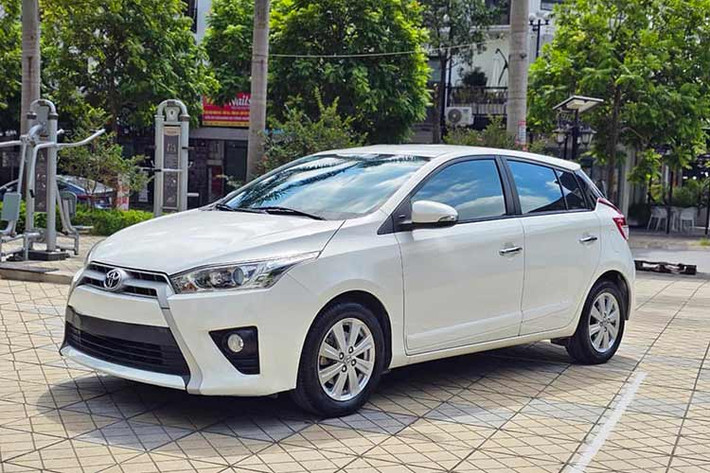 Khảo sát giá xe Toyota Yaris 2014 cũ có ODO dao động từ 40.000 - 85.000 km đang được chào bán trên sàn xe cũ quanh mốc 300-400 triệu đồng, tùy chất xe và phiên bản. Đối với người trót "phải lòng" dòng xe này thì mức giá hơn 300 triệu không phải quá cao.