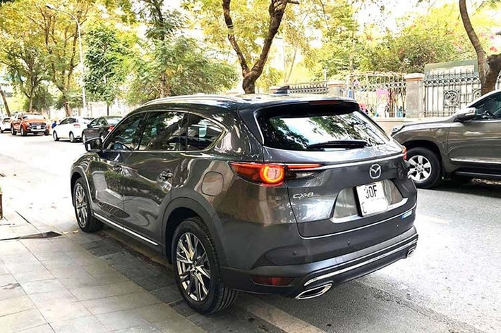 Xe có 3 phiên bản Deluxe, Luxury và Premium. Giá ưu đãi của phiên bản Mazda CX-8 Deluxe là 1,15 tỷ đồng, phiên bản Luxury là 1,2 tỷ đồng, Premium 1 cầu là 1,35 tỷ đồng và Premium AWD là 1,4 tỷ đồng. Phiên bản Deluxe chưa được giới thiệu ở đợt này, dự kiến giới thiệu vào cuối năm nay. Mức giá này cao hơn Mazda CX-5 (899 triệu – 1,019 tỷ đồng).