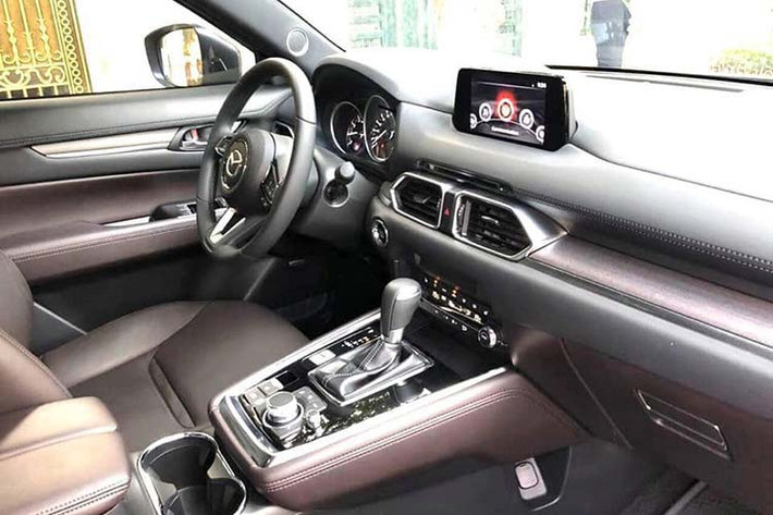 Nhìn từ phía trước, khó có thể nhận dạng đâu là CX-5 và đâu là CX-8. Ở phần đuôi xe, Mazda CX-8 có đôi chút khác biệt so với người anh em CX-5, vẫn với thiết kế thể thao khá bắt mắt, bù lại là sự hi sinh không gian bên trong, mà cụ thể là hàng ghế thứ 3.