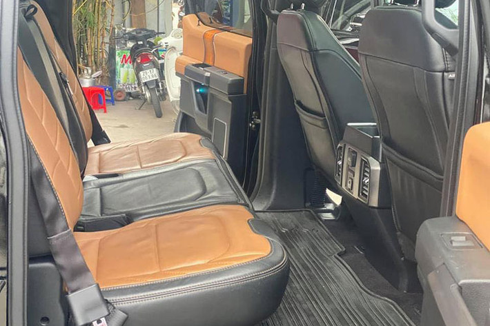 Xe trang bị cửa sổ trời, với 2 lớp che khoang cabin. Hàng ghế phía sau rộng rãi cho 3 người ngồi. Vị trí để chân thoải mái. Toàn bộ nội thất của F-150 Platinum bọc da cao cấp cùng dòng chữ Limited trên tựa ghế. Các trang bị an toàn trên xe cũng được đánh giá là khá đầy đủ...