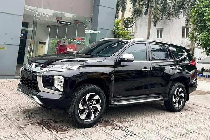 Mitsubishi Pajero Sport 2025 nâng cấp mới nhất hiện đang được các đại lý chính hãng chào bán với giá 1,16 tỷ đồng. Trước đó, mẫu xe này được một số đại lý chào bán với giá 1,18 tỷ đồng. Đáng nói, những chiếc Pajero Sport máy xăng V6 3.0L đang được giảm giá chính là bản facelift mới. Tuy chưa ra mắt chính thức nhưng Mitsubishi Việt Nam đã cập nhật thông tin trên website chính thức.