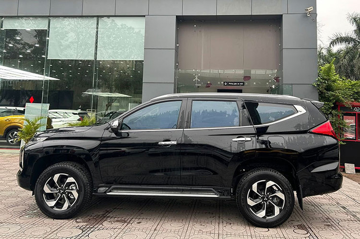 Theo đó, bảng giá xe Mitsubishi Pajero Sport 2025 có tới 3 bản máy xăng (chỉ bán cho khách dự án) được phân phối song song bên cạnh 2 bản Diesel 4×2 AT và Diesel 4×4 AT. Giá niêm yết các bản máy xăng cụ thể như sau: 4x4 AT làm xe chở tiền giá 1,39 tỷ đồng. 4x4 AT STD giá 1,23 tỷ đồng. 4x4 AT Premium giá 1,31 tỷ đồng.