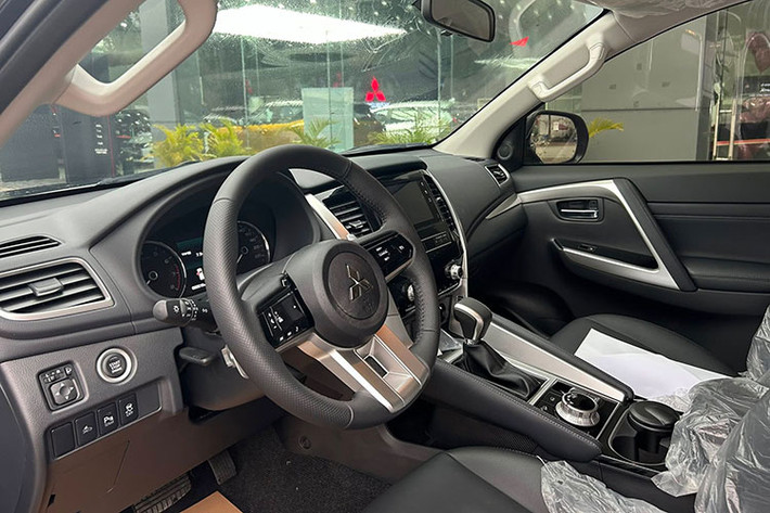 Bên dưới nắp ca-pô xe là khối động cơ xăng 3.0L V6, cho công suất cực đại 206 mã lực, mô-men xoắn cực đại 279 Nm. Khối động cơ này kết hợp với Hộp số tự động 8 cấp và hệ dẫn động 2 cầu. Bản máy xăng không trang bị camera 360 độ, ADAS, và chỉ có 2- 3 túi khí. Trong khi bản máy dầu lại vượt trội về mặt này.