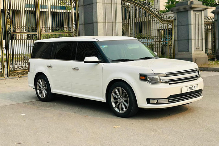 Chiếc Ford Flex Limited đời 2015 này đang được rao bán khoảng 1,65 tỷ đồng trên sàn xe cũ Hà Nội. Mức giá này khá cao nhưng phù hợp với độ hiếm của chiếc xe này tại Việt Nam. Đây là chiếc xe được nhập khẩu tư nhân do không được bán chính hãng, điều này càng khiến nó "hiếm có khó tìm" tại thị trường trong nước.